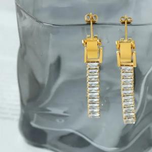 Boucle d'oreille semi longue en plaqué or 18k